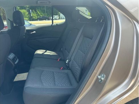 Used 2019 Chevrolet Equinox LT w/ Driver Convenience Package FWD image 9