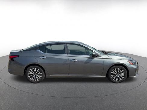 Used 2025 Nissan Altima 2.5 SV FWD image 13