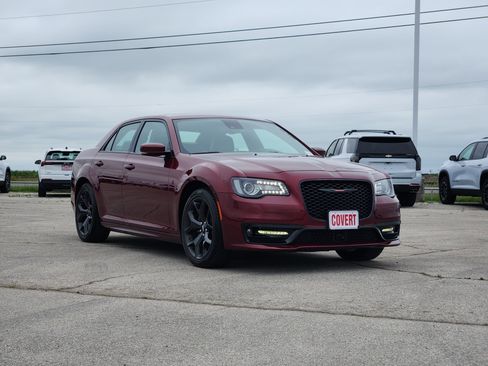 Used 2023 Chrysler 300 S w/ Comfort Group RWD image 3
