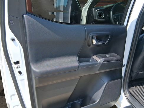 Used 2019 Toyota Tacoma TRD Sport AWD/4WD image 14