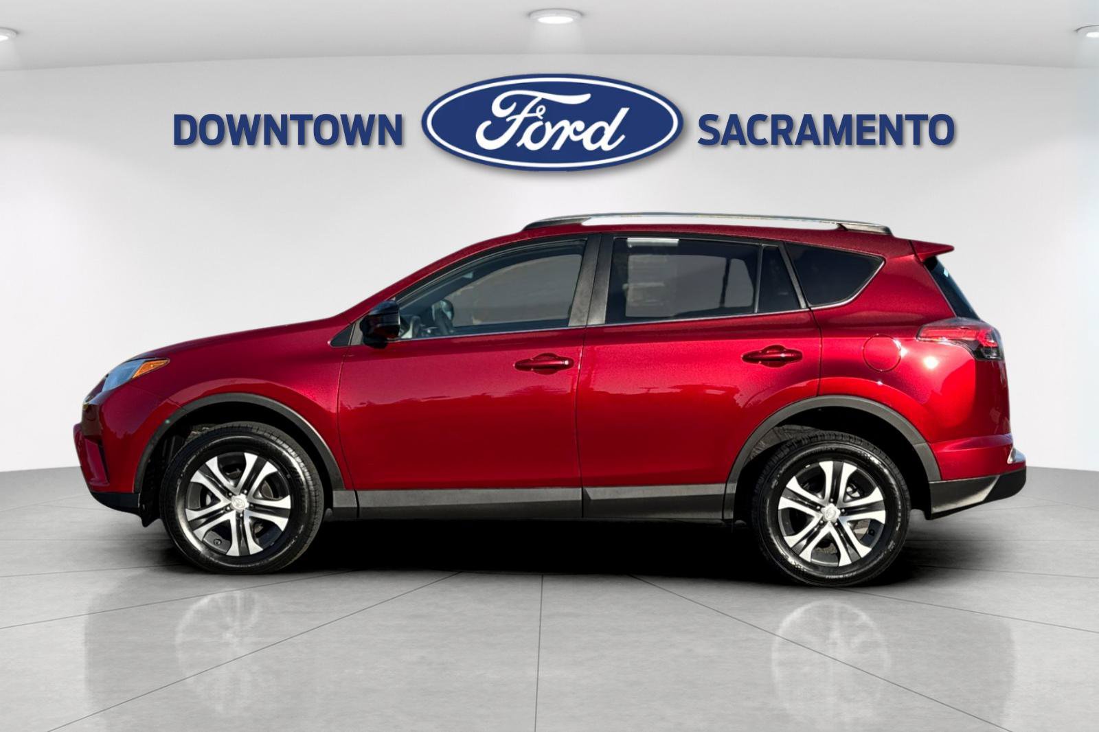 Used 2018 Toyota RAV4 LE FWD image 3