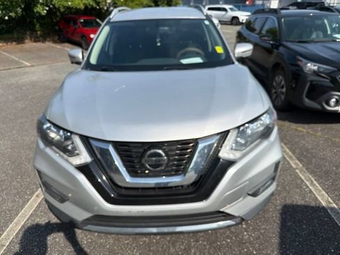 Used 2018 Nissan Rogue SV w/ Premium Package FWD image 2