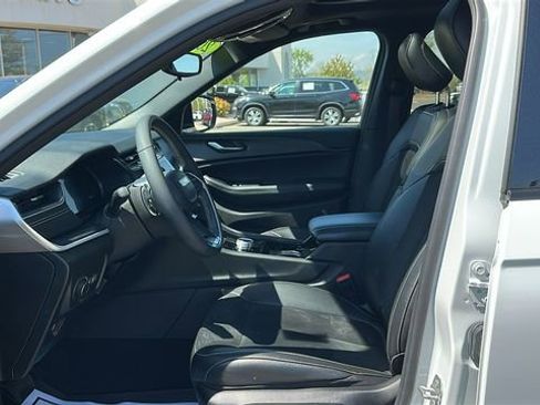 Used 2023 Jeep Grand Cherokee L Laredo AWD/4WD image 9