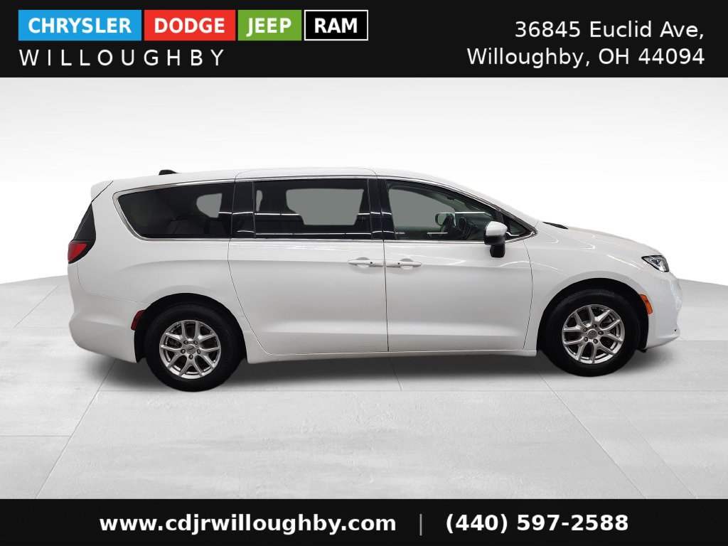 Used 2023 Chrysler Pacifica Touring-L FWD image 4