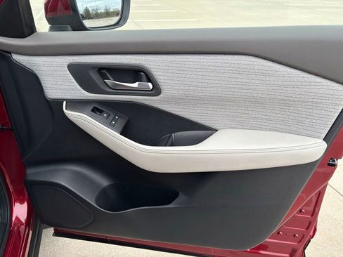 Used 2023 Nissan Rogue SV image 12