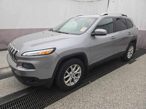 Used 2017 Jeep Cherokee Latitude w/ Cold Weather Group AWD/4WD image 1