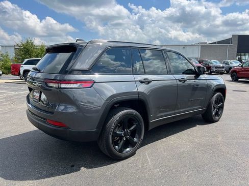 Certified 2025 Jeep Grand Cherokee Altitude AWD/4WD image 8