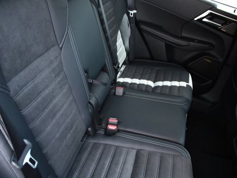 New 2025 Mitsubishi Outlander SE image 9