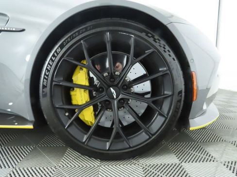 Used 2025 Aston Martin V8 Vantage Coupe image 29