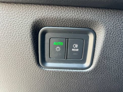 Used 2025 Porsche Cayenne AWD/4WD image 19