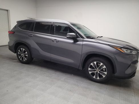 Used 2020 Toyota Highlander XLE FWD image 11