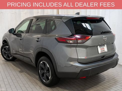 Used 2025 Nissan Rogue SV AWD/4WD image 3