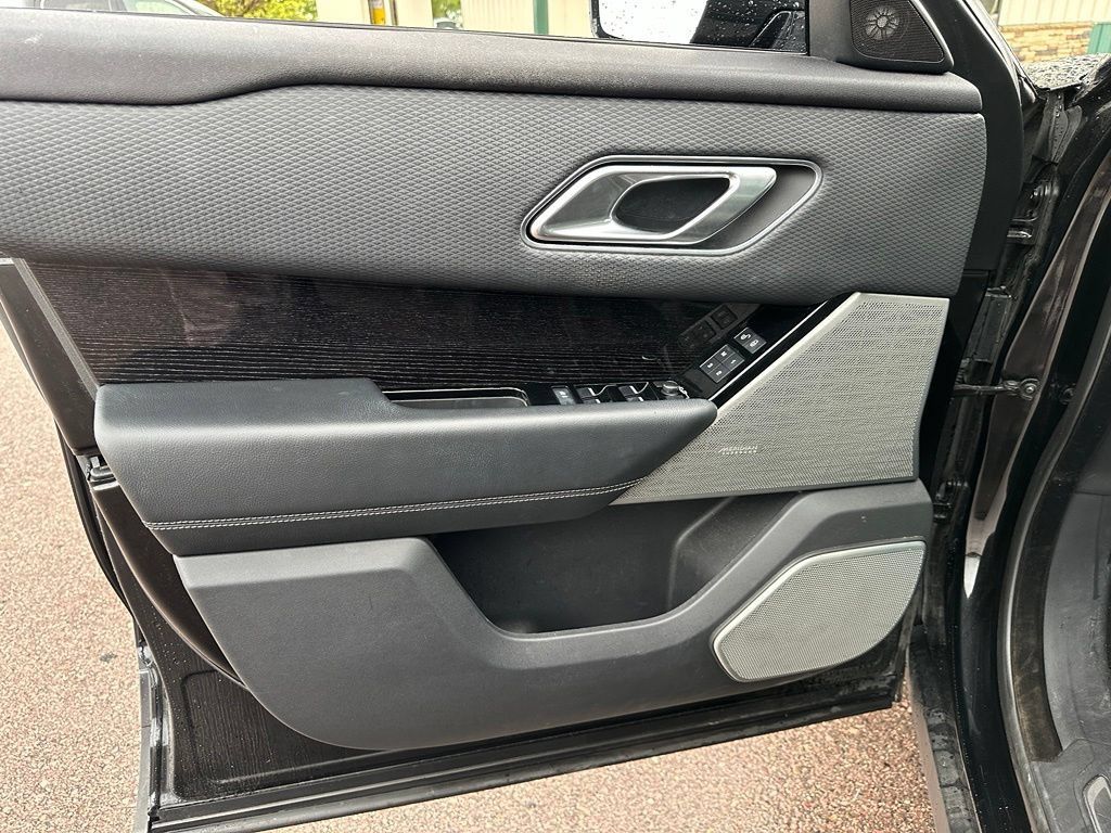 Used 2018 Land Rover Range Rover Velar R-Dynamic SE AWD/4WD image 12