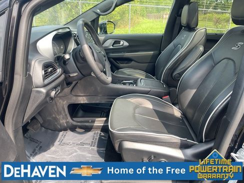 Used 2025 Chrysler Pacifica Limited FWD image 21