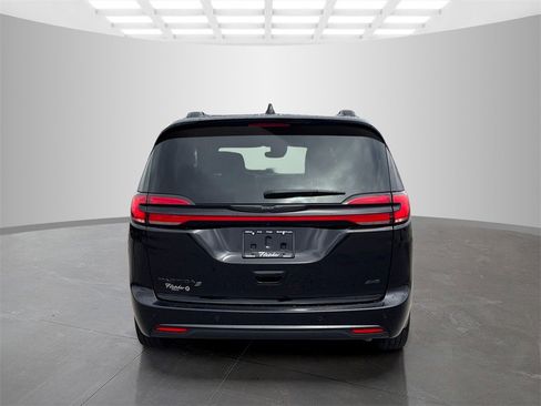 Used 2024 Chrysler Pacifica Touring-L w/ S Appearance Package image 6