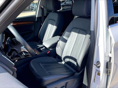 Used 2023 Audi Q5 Premium w/ Convenience Package image 8