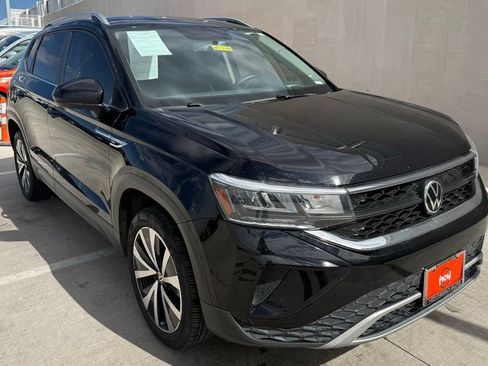 Used 2022 Volkswagen Taos SE FWD image 2