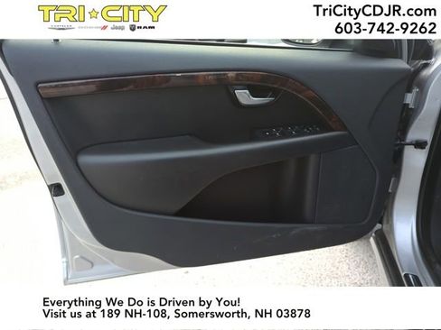 Used 2010 Volvo V70 R-Design image 12