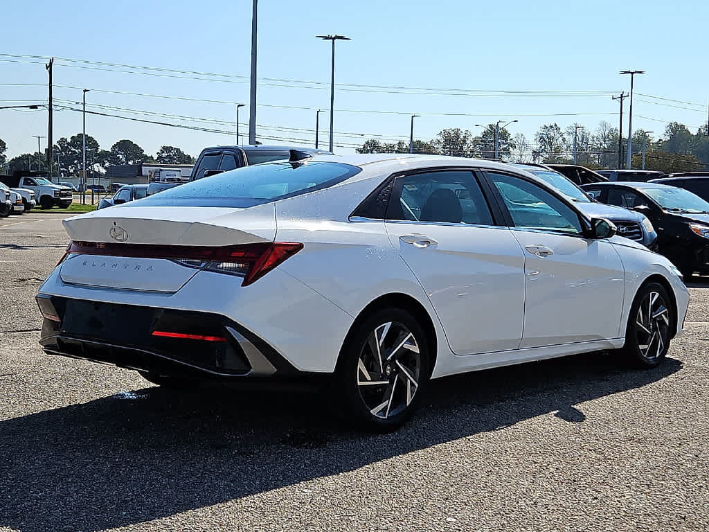 Used 2025 Hyundai Elantra SEL FWD image 4