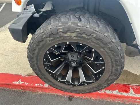 Used 2014 Jeep Wrangler Unlimited Sahara w/ Connectivity Group AWD/4WD image 22