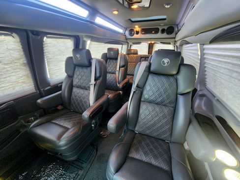 Used 2021 Chevrolet Express 3500 LS w/ Chrome Appearance Package RWD image 29