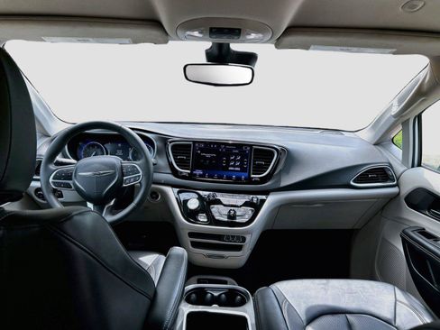 Used 2024 Chrysler Pacifica Touring-L FWD image 18