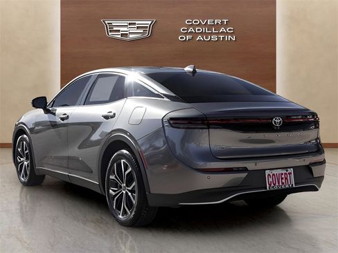 Used 2023 Toyota Crown Limited image 3