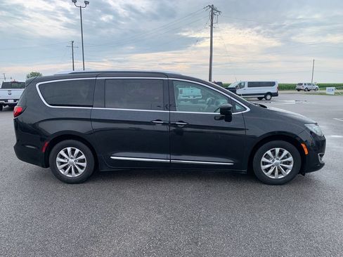 Used 2018 Chrysler Pacifica Touring-L FWD image 28