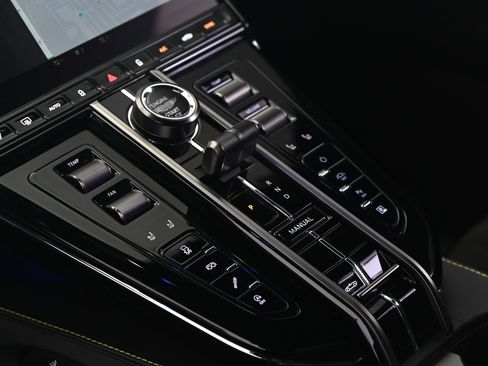 Used 2026 Aston Martin V8 Vantage Coupe RWD image 32