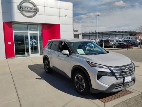 Used 2024 Nissan Rogue SV image 3