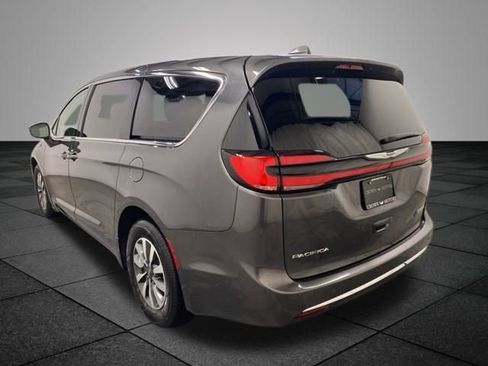 Used 2022 Chrysler Pacifica Touring-L image 4
