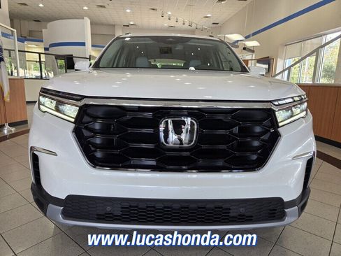 Used 2025 Honda Pilot Touring image 2