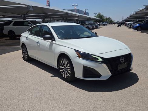 Used 2025 Nissan Altima 2.5 SV FWD image 2