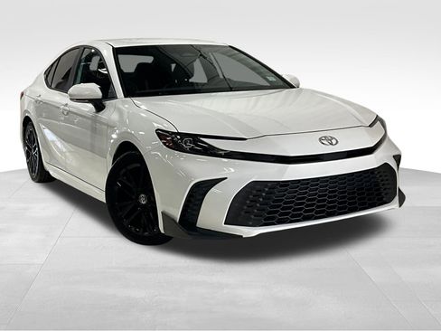 Used 2026 Toyota Camry SE FWD image 1