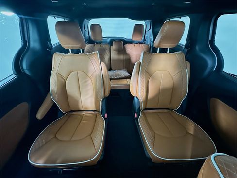 New 2026 Chrysler Pacifica Pinnacle image 10
