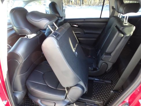 Used 2020 Toyota Highlander XLE image 33