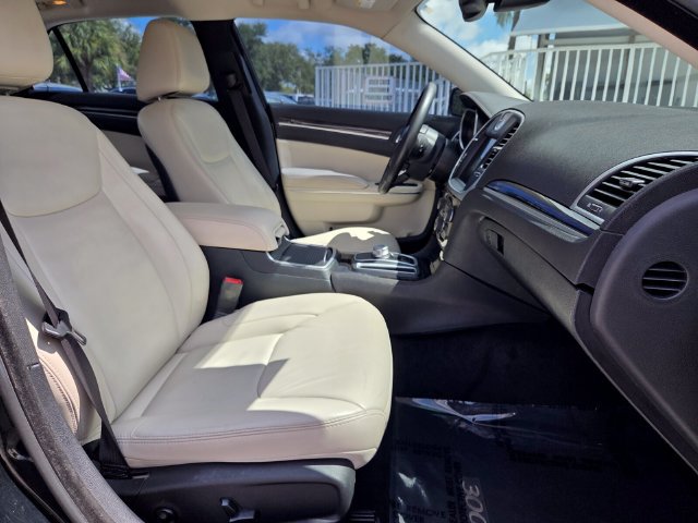 Used 2015 Chrysler 300 Limited RWD image 17