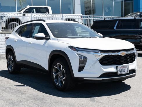 Used 2026 Chevrolet Trax LT w/ Driver Confidence Package FWD image 2