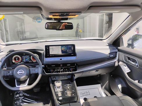 Used 2024 Nissan Rogue Platinum w/ Platinum Premium Package FWD image 18