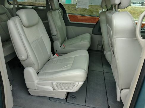 Used 2010 Chrysler Town & Country Limited w/ Entertainment Group #3 image 18