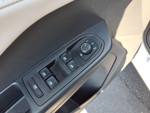 Used 2025 Volkswagen Taos SE AWD/4WD image 9