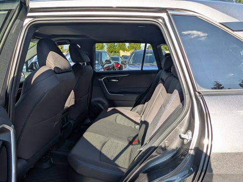 Used 2022 Toyota RAV4 SE image 15