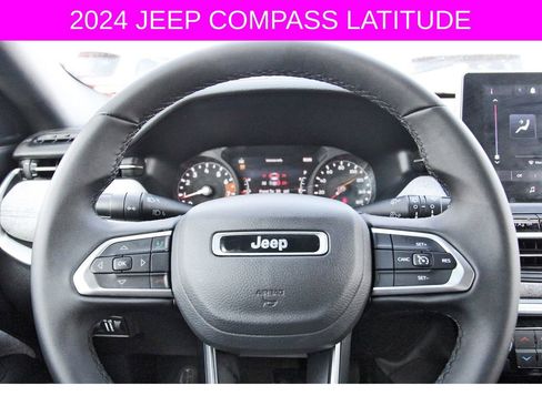 Used 2024 Jeep Compass Latitude image 15