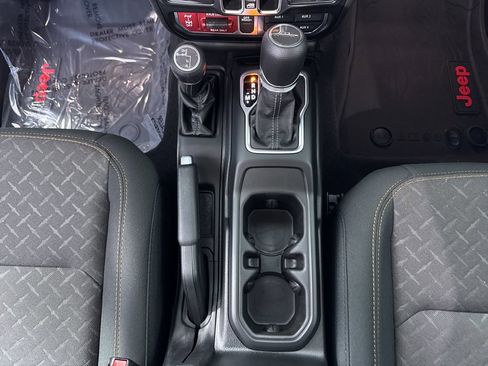 Used 2025 Jeep Gladiator Mojave w/ Convenience Group AWD/4WD image 22