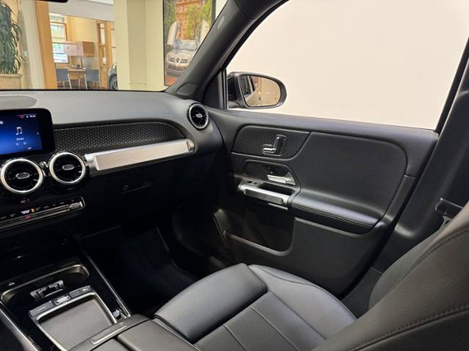 Used 2025 Mercedes-Benz GLB 250 image 9