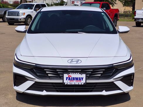 Used 2025 Hyundai Elantra SE FWD image 2