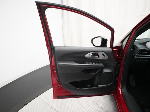 Used 2025 Chrysler Pacifica Limited FWD image 28