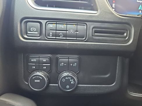 Used 2023 Chevrolet Suburban Premier image 19