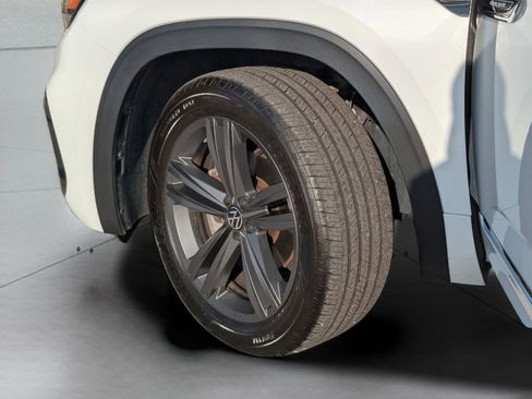 Certified 2022 Volkswagen Atlas Cross Sport SEL R-Line AWD/4WD image 32
