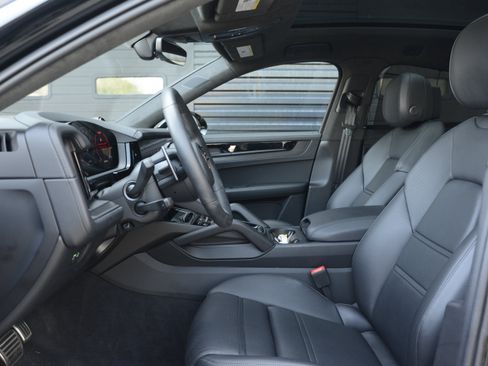 Certified 2025 Porsche Cayenne GTS AWD/4WD image 16